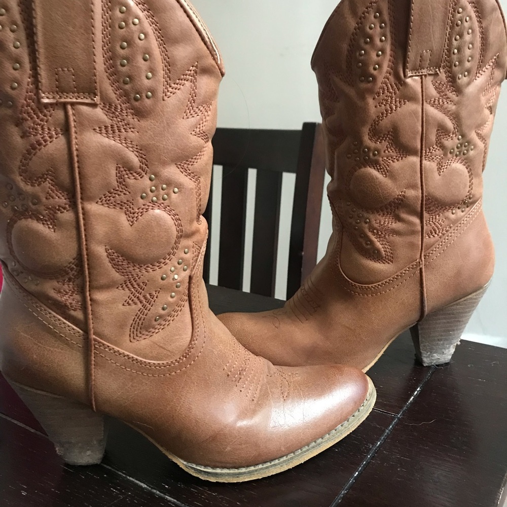 Cowboy boots with heel